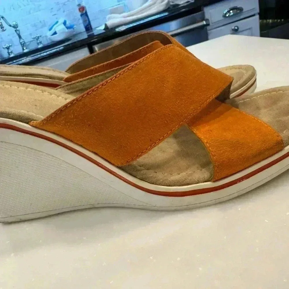 Adrienne vittadini wedge suede sandals burnt orange size 10